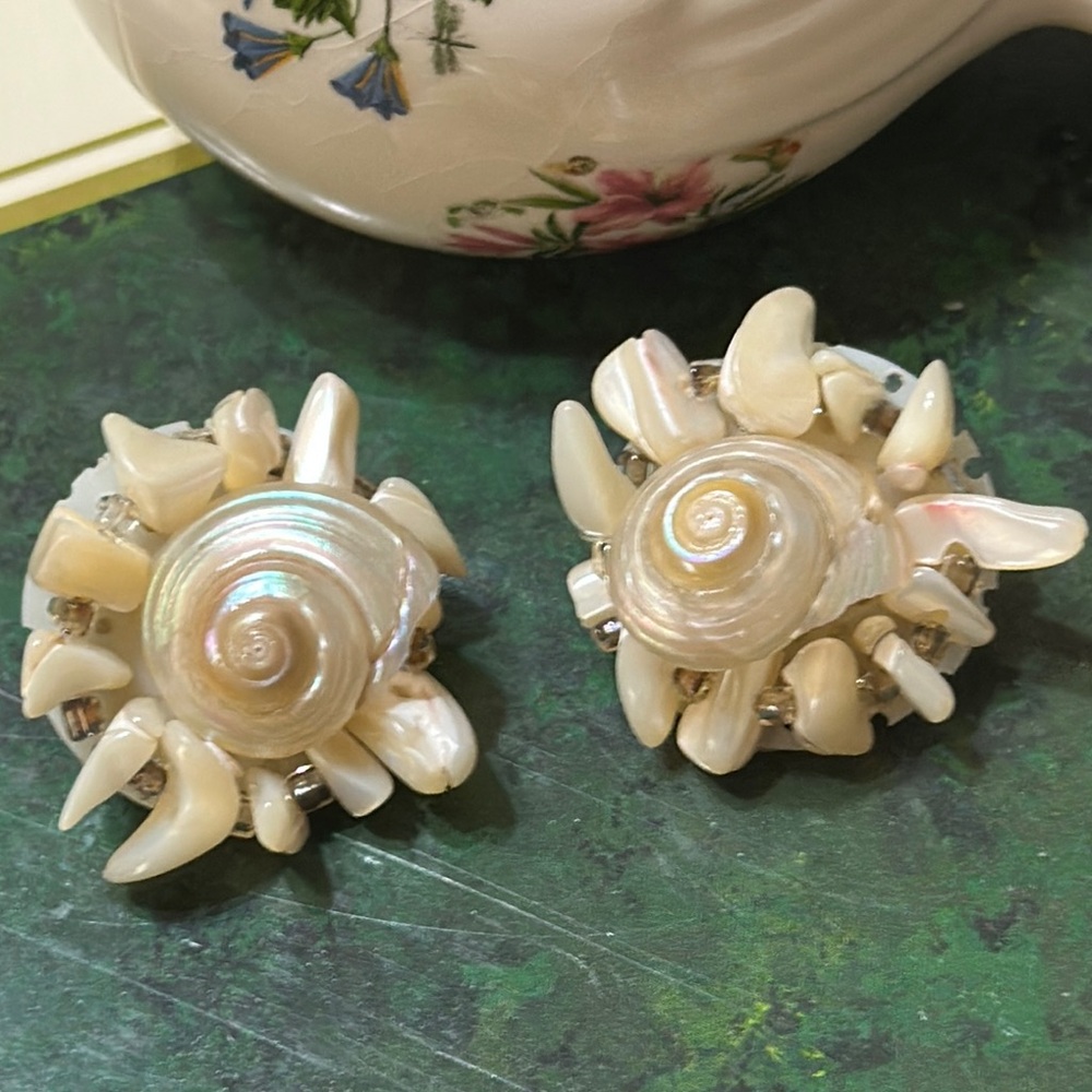 Vintage Japan Shell Clip Earrings -Perfect for hot summer days! 1 1/4”